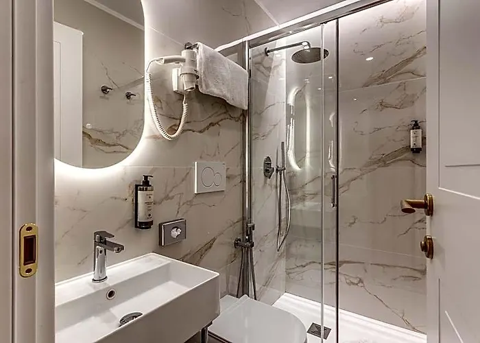 Lumi Hotel *